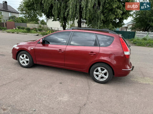 Красный Хендай i30, объемом двигателя 1.58 л и пробегом 200 тыс. км за 4100 $, фото 3 на Automoto.ua