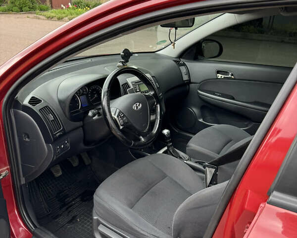 Красный Хендай i30, объемом двигателя 1.58 л и пробегом 200 тыс. км за 4100 $, фото 6 на Automoto.ua