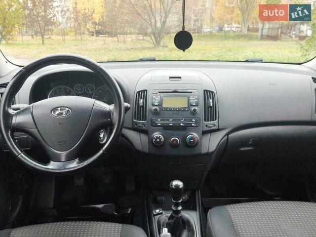 Красный Хендай i30, объемом двигателя 1.6 л и пробегом 160 тыс. км за 6200 $, фото 6 на Automoto.ua