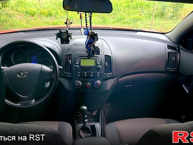 Червоний Хендай i30, об'ємом двигуна 1.6 л та пробігом 287 тис. км за 4800 $, фото 4 на Automoto.ua