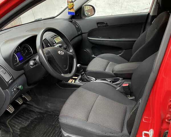 Красный Хендай i30, объемом двигателя 1.6 л и пробегом 186 тыс. км за 6100 $, фото 9 на Automoto.ua