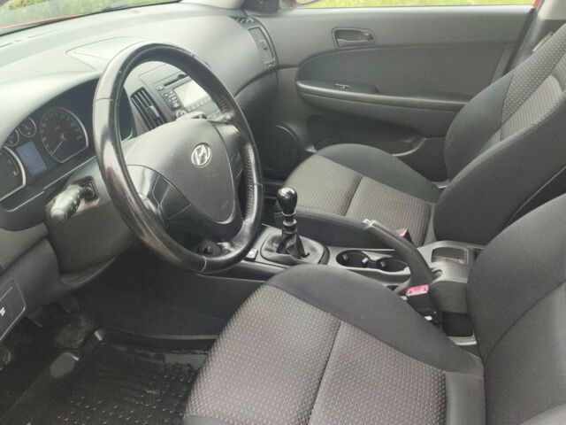 Красный Хендай i30, объемом двигателя 1.6 л и пробегом 160 тыс. км за 6200 $, фото 10 на Automoto.ua