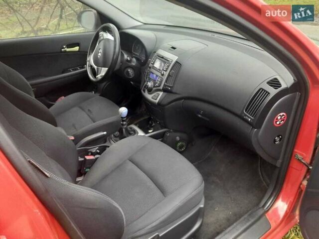 Червоний Хендай i30, об'ємом двигуна 1.6 л та пробігом 320 тис. км за 4800 $, фото 2 на Automoto.ua