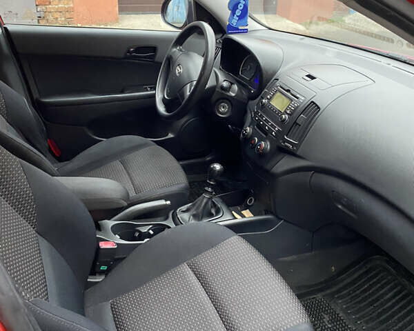 Красный Хендай i30, объемом двигателя 1.6 л и пробегом 186 тыс. км за 6100 $, фото 15 на Automoto.ua