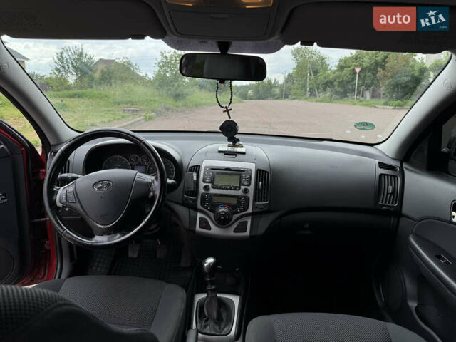 Красный Хендай i30, объемом двигателя 1.58 л и пробегом 200 тыс. км за 4100 $, фото 9 на Automoto.ua