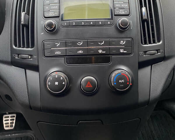 Красный Хендай i30, объемом двигателя 1.6 л и пробегом 186 тыс. км за 6100 $, фото 11 на Automoto.ua