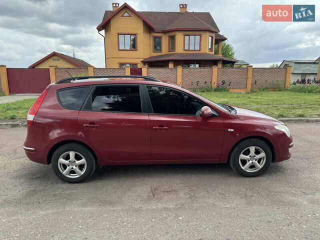 Красный Хендай i30, объемом двигателя 1.58 л и пробегом 200 тыс. км за 4100 $, фото 1 на Automoto.ua