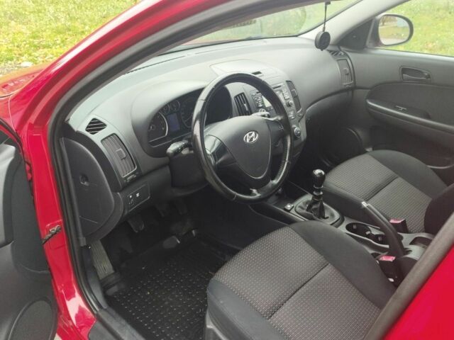 Красный Хендай i30, объемом двигателя 1.6 л и пробегом 160 тыс. км за 6200 $, фото 9 на Automoto.ua