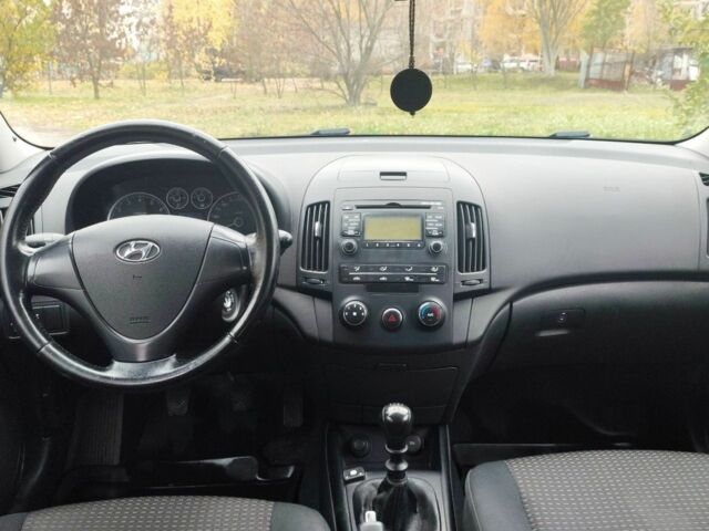 Красный Хендай i30, объемом двигателя 1.6 л и пробегом 160 тыс. км за 6200 $, фото 7 на Automoto.ua