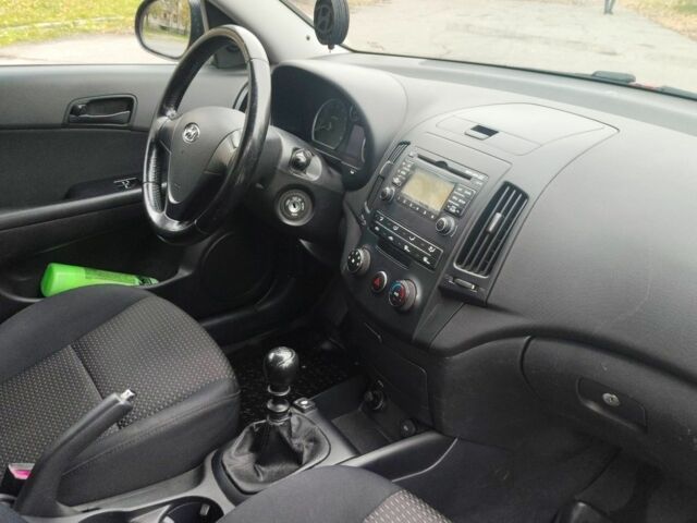 Красный Хендай i30, объемом двигателя 1.6 л и пробегом 160 тыс. км за 6200 $, фото 12 на Automoto.ua