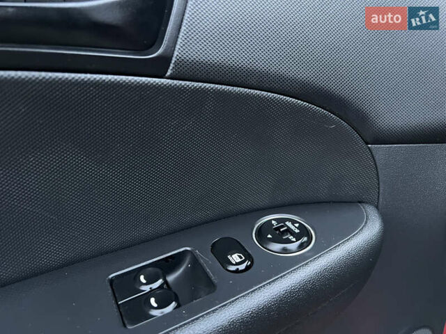 Красный Хендай i30, объемом двигателя 1.6 л и пробегом 223 тыс. км за 4750 $, фото 38 на Automoto.ua