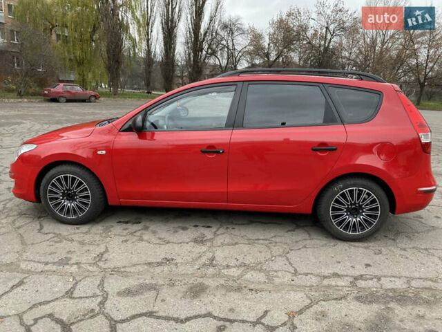 Красный Хендай i30, объемом двигателя 1.6 л и пробегом 186 тыс. км за 6100 $, фото 2 на Automoto.ua