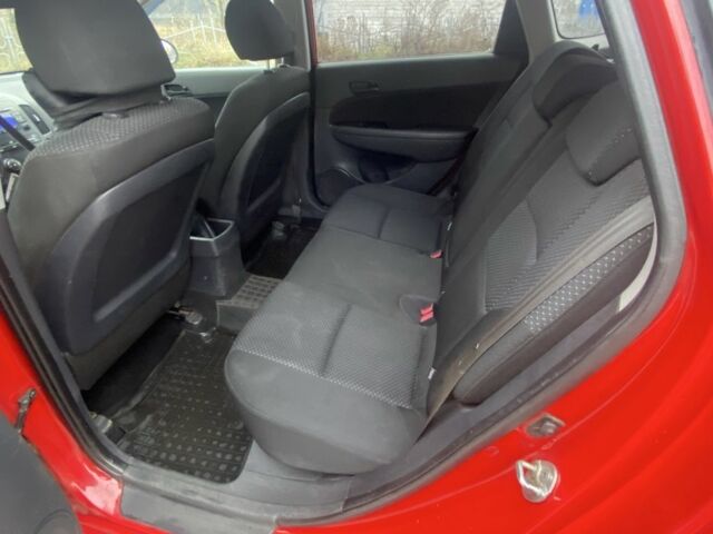 Красный Хендай i30, объемом двигателя 1.4 л и пробегом 245 тыс. км за 5700 $, фото 5 на Automoto.ua