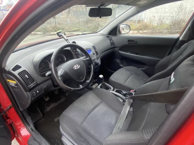 Красный Хендай i30, объемом двигателя 1.4 л и пробегом 245 тыс. км за 5700 $, фото 4 на Automoto.ua