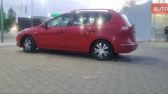 Красный Хендай i30, объемом двигателя 1.4 л и пробегом 311 тыс. км за 5000 $, фото 2 на Automoto.ua