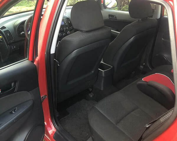 Красный Хендай i30, объемом двигателя 1.4 л и пробегом 222 тыс. км за 6200 $, фото 9 на Automoto.ua