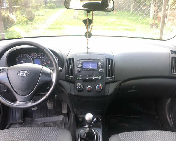 Красный Хендай i30, объемом двигателя 1.4 л и пробегом 222 тыс. км за 6200 $, фото 8 на Automoto.ua