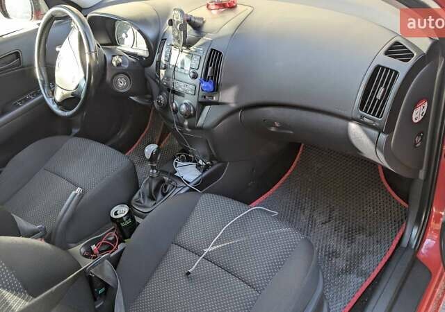 Красный Хендай i30, объемом двигателя 1.4 л и пробегом 199 тыс. км за 6000 $, фото 5 на Automoto.ua