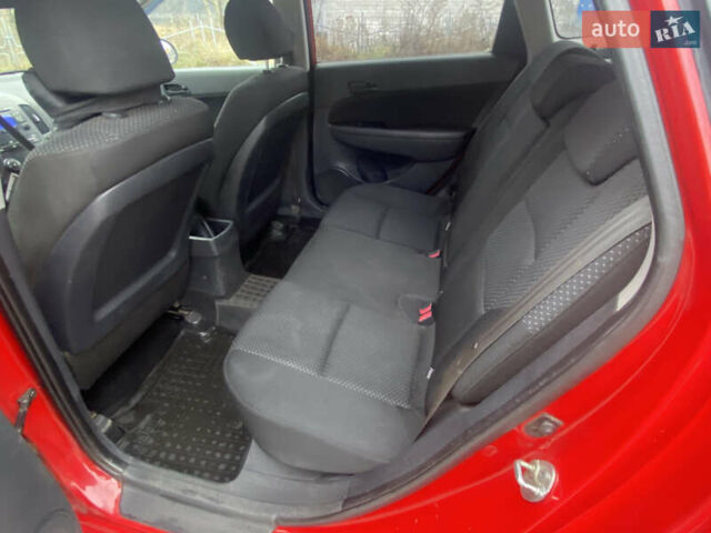 Червоний Хендай i30, об'ємом двигуна 1.4 л та пробігом 245 тис. км за 5700 $, фото 5 на Automoto.ua
