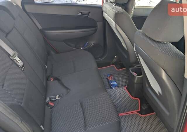 Красный Хендай i30, объемом двигателя 1.4 л и пробегом 199 тыс. км за 6000 $, фото 3 на Automoto.ua