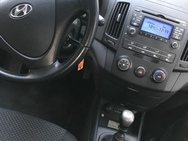 Червоний Хендай i30, об'ємом двигуна 1.6 л та пробігом 230 тис. км за 6100 $, фото 7 на Automoto.ua