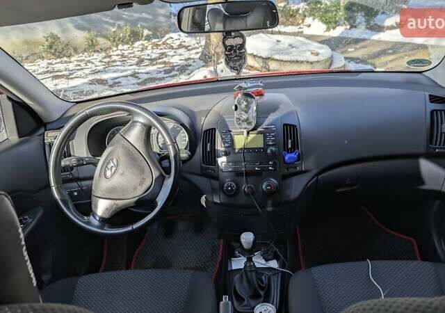 Красный Хендай i30, объемом двигателя 1.4 л и пробегом 199 тыс. км за 6000 $, фото 4 на Automoto.ua