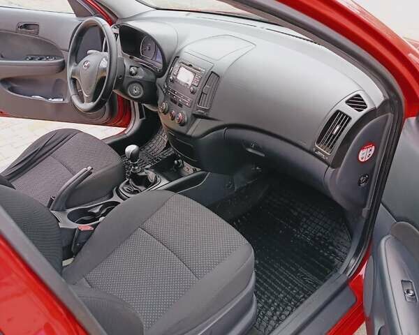 Червоний Хендай i30, об'ємом двигуна 1.4 л та пробігом 193 тис. км за 5700 $, фото 10 на Automoto.ua