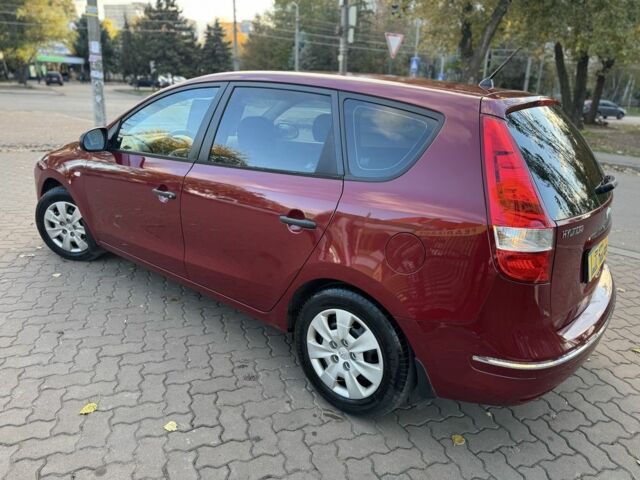 Красный Хендай i30, объемом двигателя 1.4 л и пробегом 234 тыс. км за 5850 $, фото 4 на Automoto.ua