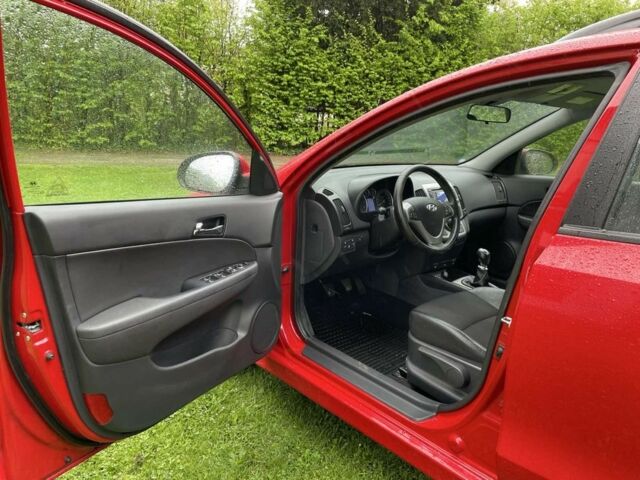 Красный Хендай i30, объемом двигателя 1.6 л и пробегом 237 тыс. км за 5799 $, фото 8 на Automoto.ua