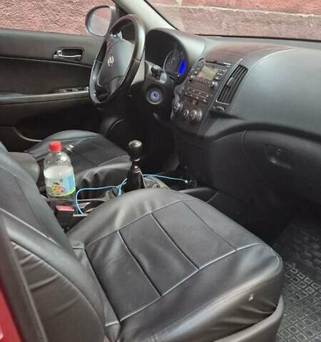 Красный Хендай i30, объемом двигателя 1.4 л и пробегом 189 тыс. км за 6500 $, фото 6 на Automoto.ua