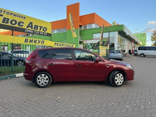 Красный Хендай i30, объемом двигателя 1.4 л и пробегом 234 тыс. км за 5850 $, фото 7 на Automoto.ua