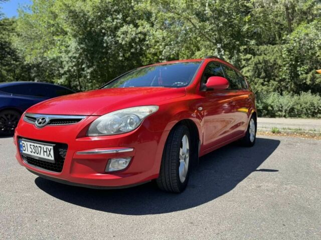 Красный Хендай i30, объемом двигателя 1.4 л и пробегом 300 тыс. км за 5900 $, фото 2 на Automoto.ua