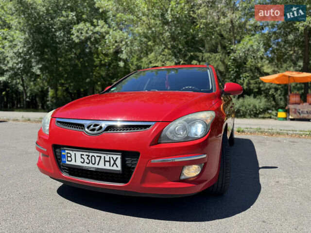 Красный Хендай i30, объемом двигателя 1.4 л и пробегом 302 тыс. км за 6000 $, фото 2 на Automoto.ua