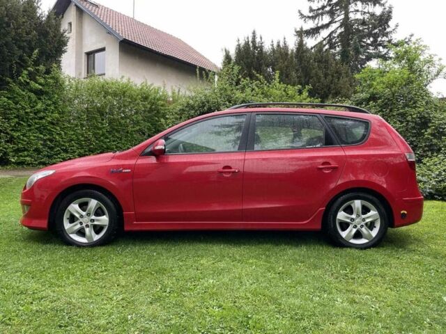 Красный Хендай i30, объемом двигателя 1.6 л и пробегом 237 тыс. км за 5799 $, фото 4 на Automoto.ua