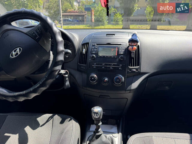 Красный Хендай i30, объемом двигателя 1.4 л и пробегом 302 тыс. км за 6000 $, фото 11 на Automoto.ua