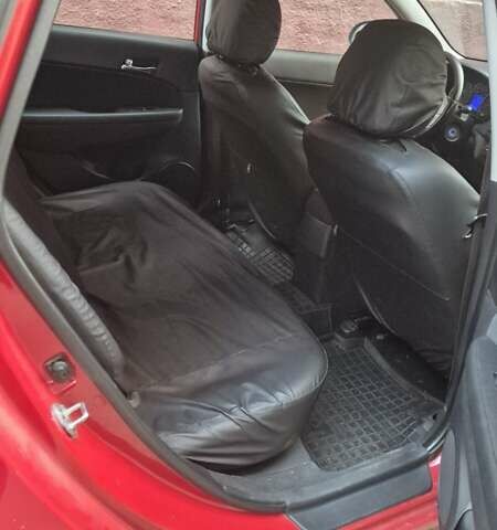 Красный Хендай i30, объемом двигателя 1.4 л и пробегом 189 тыс. км за 6500 $, фото 5 на Automoto.ua