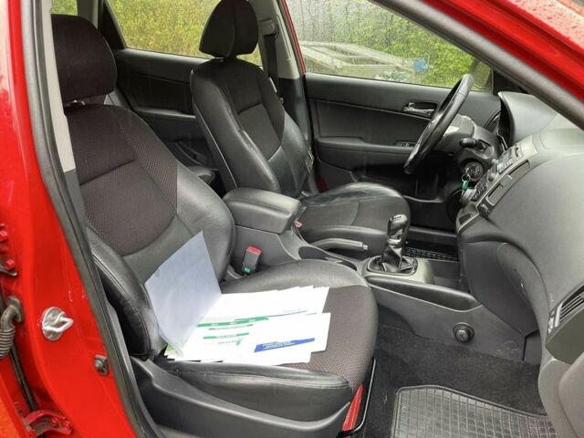 Красный Хендай i30, объемом двигателя 1.6 л и пробегом 237 тыс. км за 5799 $, фото 14 на Automoto.ua