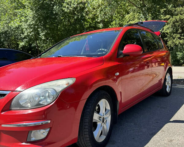 Красный Хендай i30, объемом двигателя 1.4 л и пробегом 302 тыс. км за 6000 $, фото 3 на Automoto.ua