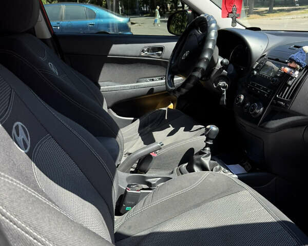 Красный Хендай i30, объемом двигателя 1.4 л и пробегом 302 тыс. км за 6000 $, фото 17 на Automoto.ua