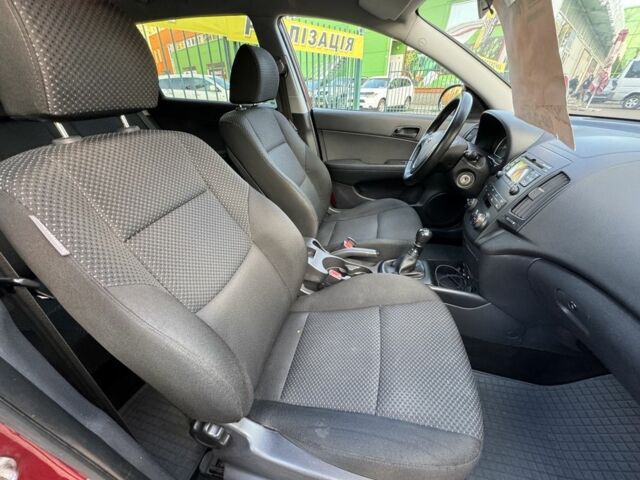 Красный Хендай i30, объемом двигателя 1.4 л и пробегом 234 тыс. км за 5850 $, фото 11 на Automoto.ua