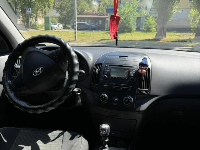 Красный Хендай i30, объемом двигателя 1.4 л и пробегом 300 тыс. км за 5900 $, фото 3 на Automoto.ua