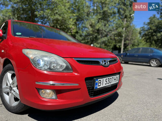 Красный Хендай i30, объемом двигателя 1.4 л и пробегом 302 тыс. км за 6000 $, фото 1 на Automoto.ua