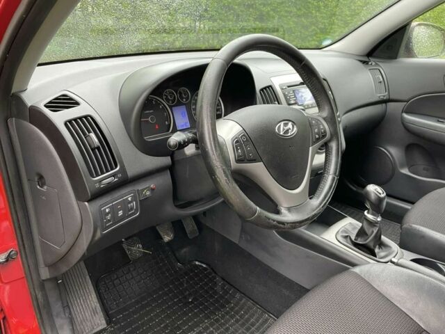 Красный Хендай i30, объемом двигателя 1.6 л и пробегом 237 тыс. км за 5799 $, фото 10 на Automoto.ua