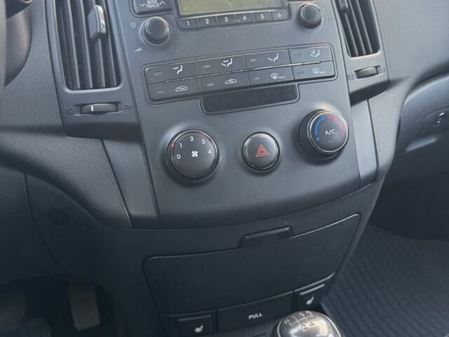 Красный Хендай i30, объемом двигателя 1.4 л и пробегом 234 тыс. км за 5850 $, фото 14 на Automoto.ua