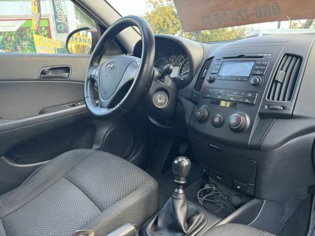 Красный Хендай i30, объемом двигателя 1.4 л и пробегом 234 тыс. км за 5850 $, фото 12 на Automoto.ua