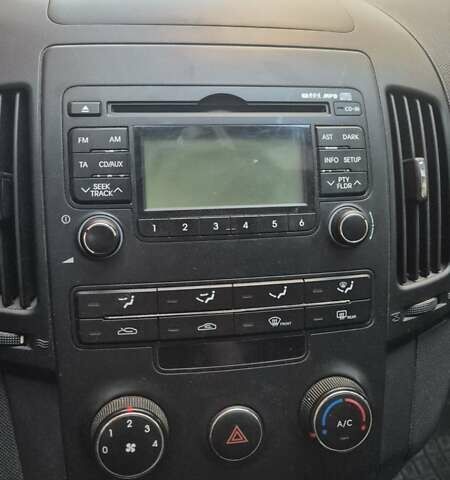 Красный Хендай i30, объемом двигателя 1.4 л и пробегом 189 тыс. км за 6500 $, фото 3 на Automoto.ua