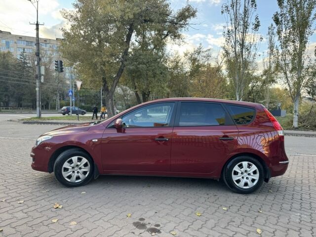 Красный Хендай i30, объемом двигателя 1.4 л и пробегом 234 тыс. км за 5850 $, фото 3 на Automoto.ua