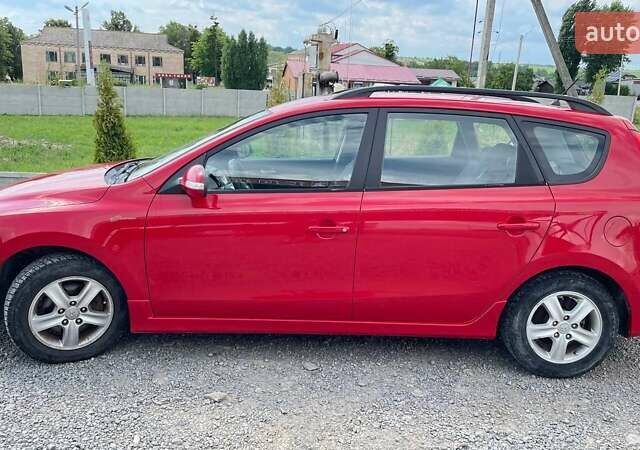 Красный Хендай i30, объемом двигателя 1.4 л и пробегом 230 тыс. км за 5999 $, фото 1 на Automoto.ua