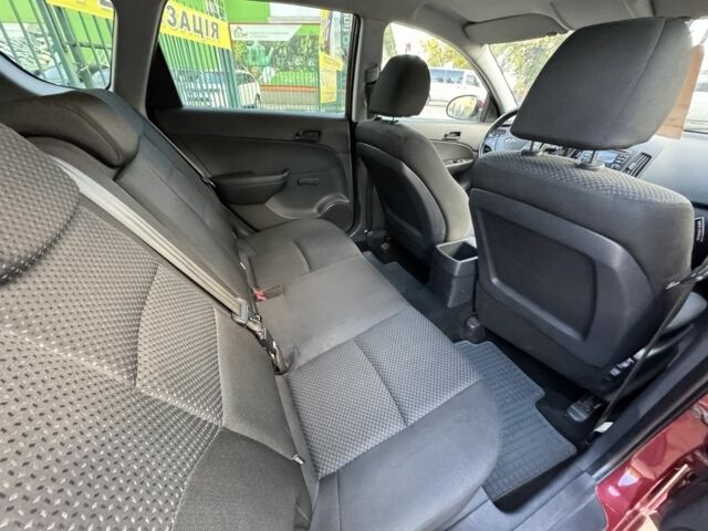 Красный Хендай i30, объемом двигателя 1.4 л и пробегом 234 тыс. км за 5850 $, фото 10 на Automoto.ua