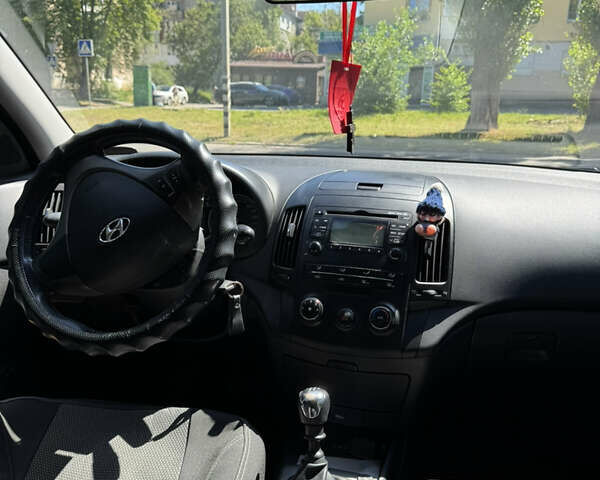 Красный Хендай i30, объемом двигателя 1.4 л и пробегом 302 тыс. км за 6000 $, фото 10 на Automoto.ua